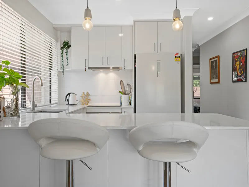 STUNNING TWO BEDROOM WITHIN WALKING DISTANCE TO SHOPS!