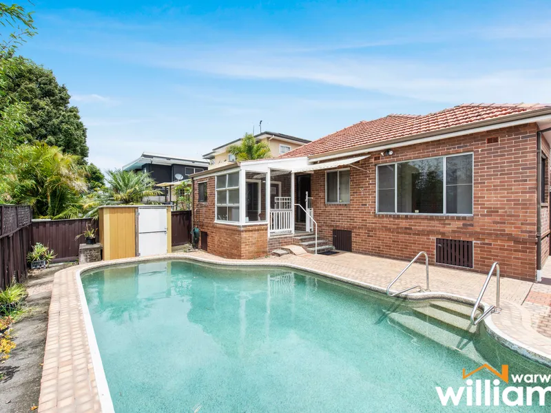 INDOOR/OUTDOOR - IDEAL FOR THE FAMILY WHO LOVES TO ENTERTAIN