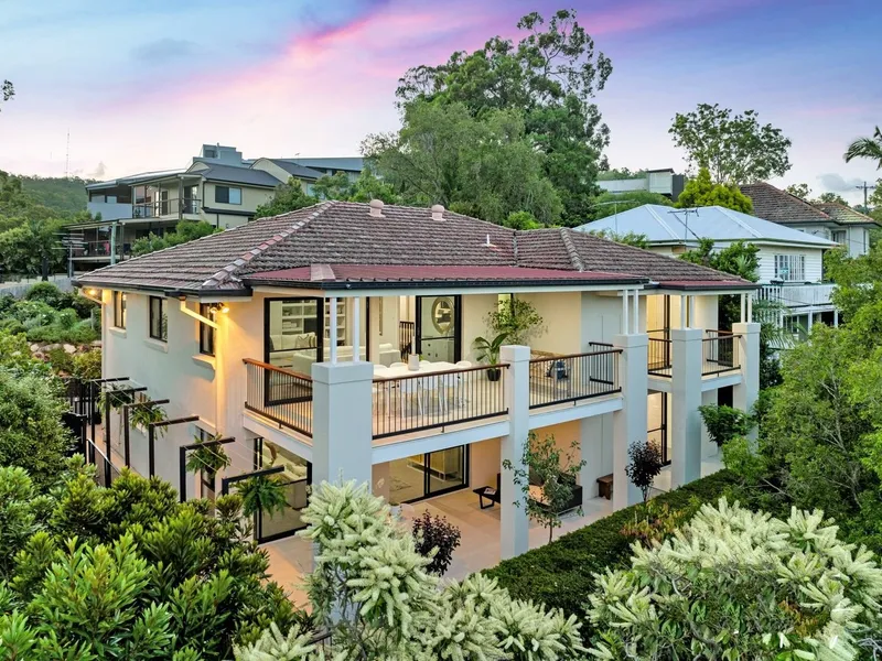 Private and Luxurious Family Haven in Bardon