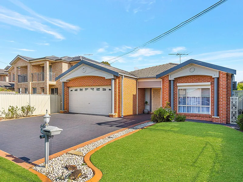 Immaculate Family Home!!