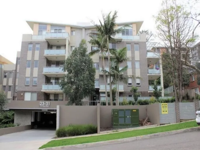 Highly Private, Quiet and Modern Haven, Ground floor apartment with courtyard.