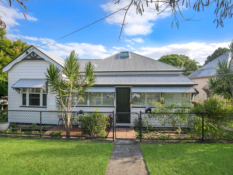 GORGEOUS HISTORICAL COTTAGE IN THE HEART OF SANDGATE!