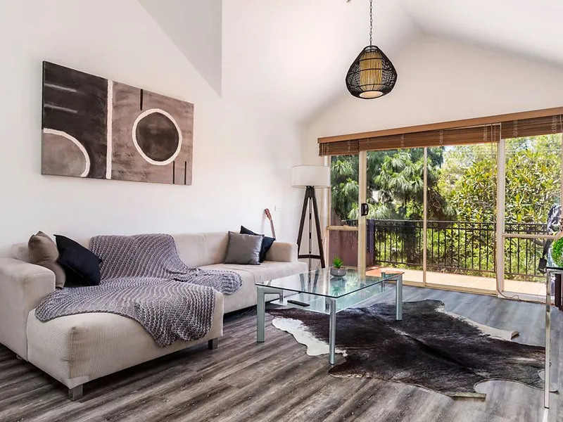 TOP-FLOOR, LIGHT & SPACIOUS!