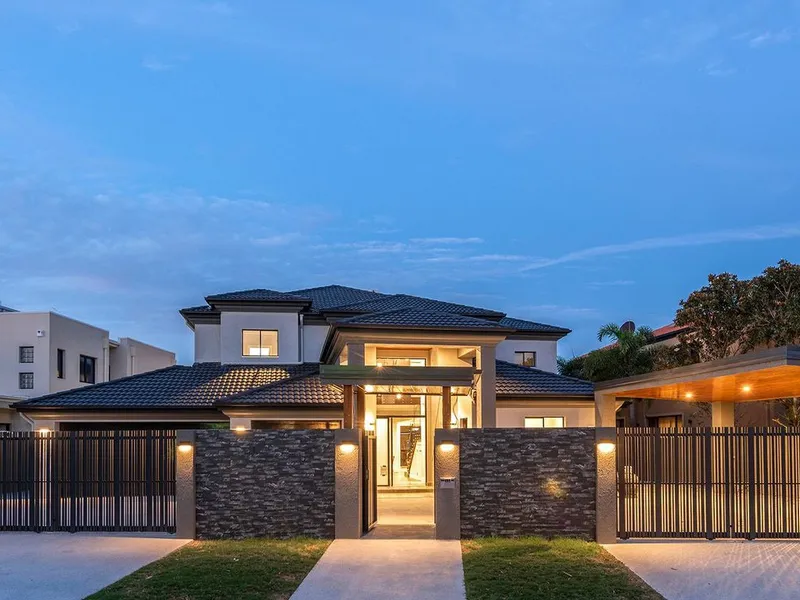 LARGE AND LUXURY FAMILY HOME FACING NORTH TO WATER