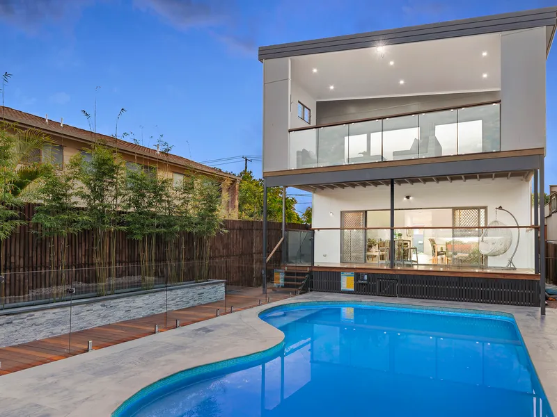 FLAWLESS MODERN LIVING WITH ULTIMATE OUTDOOR