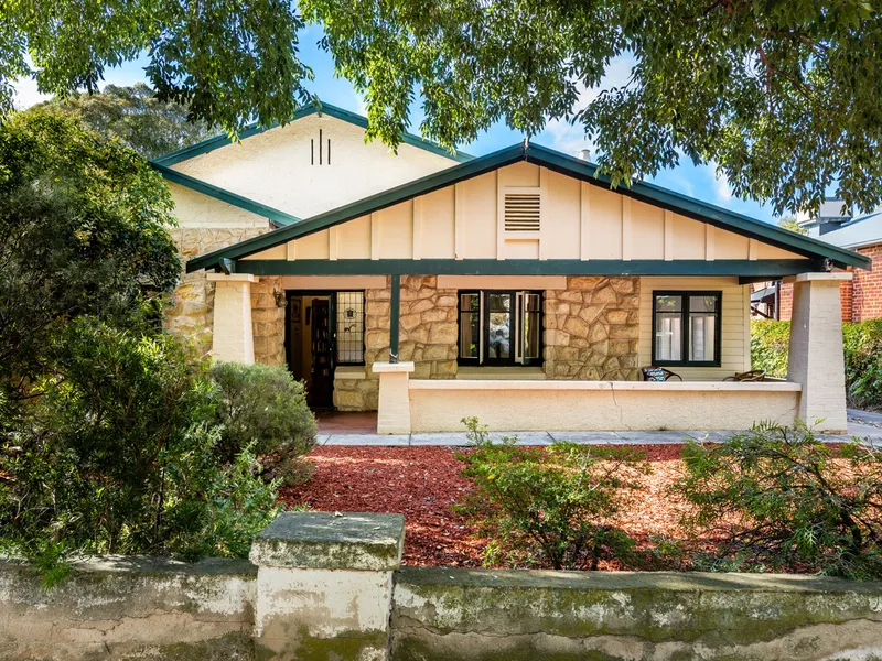 **SOLD PRIOR TO AUCTION BY PATRICK HAYMES KLEMICH REAL ESTATE** Character residence with scope for refurbishment/renovation 