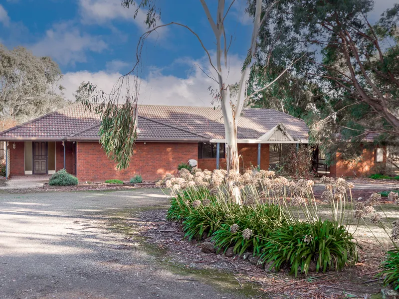 TWO HOMES FOR THE PRICE OF ONE – COUNTRY LIVING AT ITS BEST