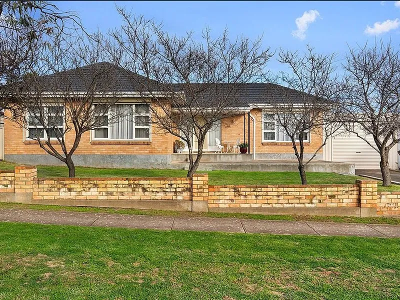 BEAUTIFUL 3 BEDROOM HOME ONLY 11KM FROM THE CITY