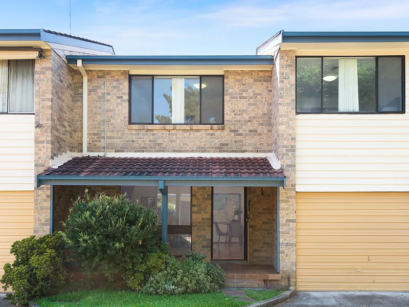 Peaceful townhouse a walk from Revesby Village