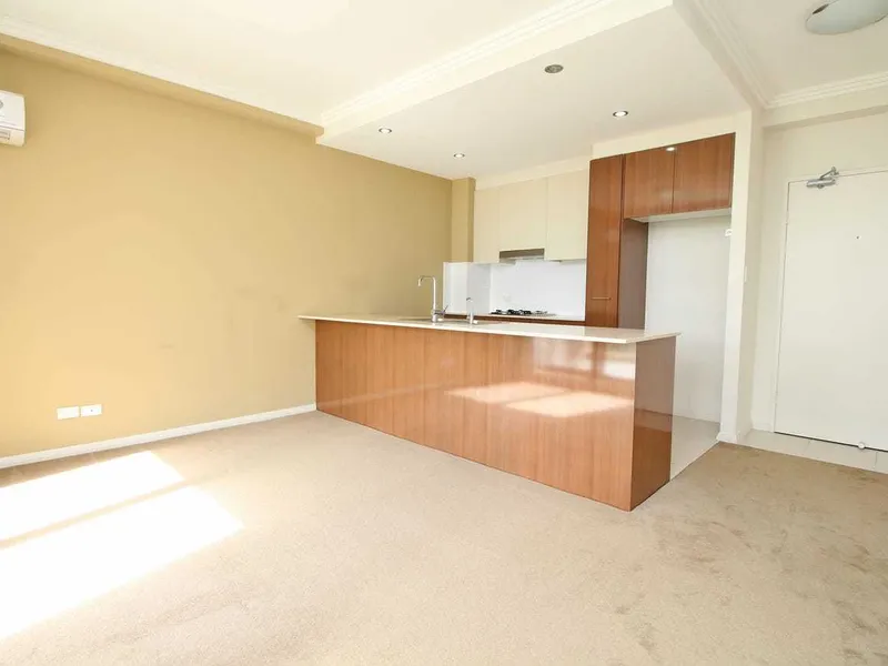 Modern 1 Bedroom with Study, Convenient Location!