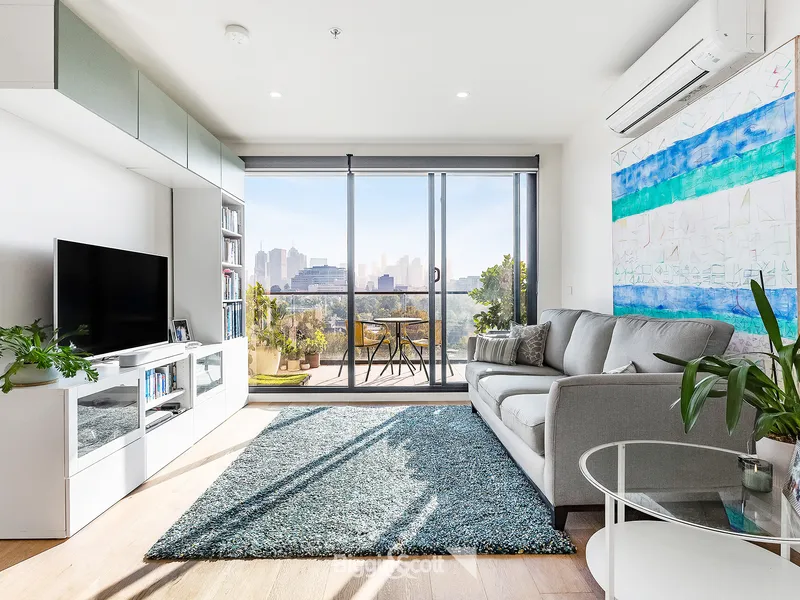 FULL OF LIGHT, SENSATIONAL CITY VIEWS!