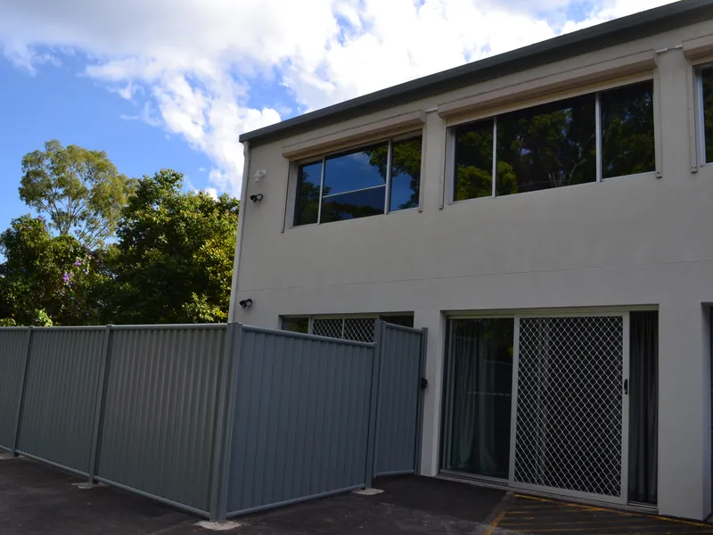 Huge One Bedroom Unit - Walk to Town