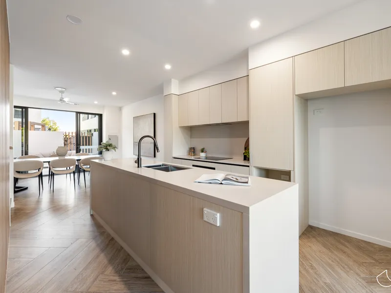 Luxury and Modern Elegance at Hope Island, Newly built and ready to move in!