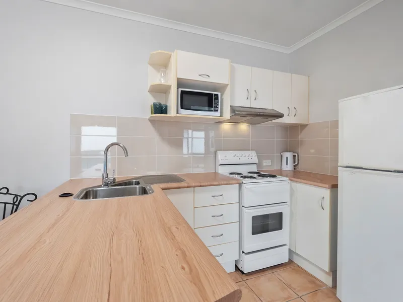 INNER-CITY TOP FLOOR UNIT