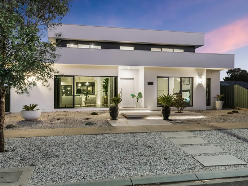 SOPHISTICATED GRANDEUR WITH STUNNING VIEWS