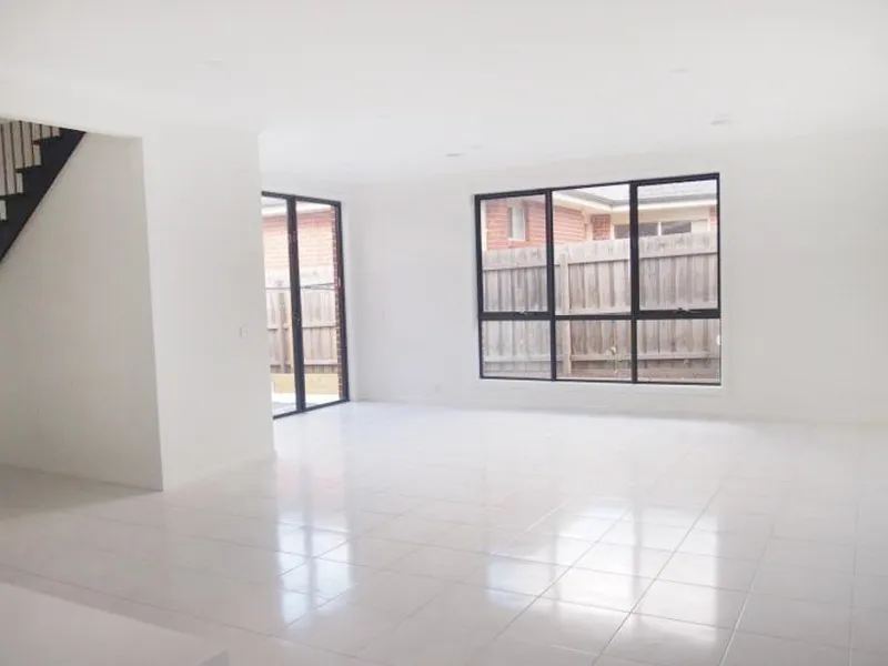 Five bedrooms townhouse in the prime location of Clayton