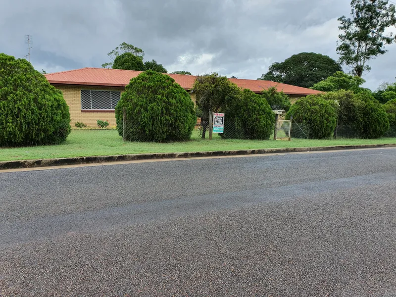 4 B/ROOM BRICK HOME ON 1/2 AN ACRE