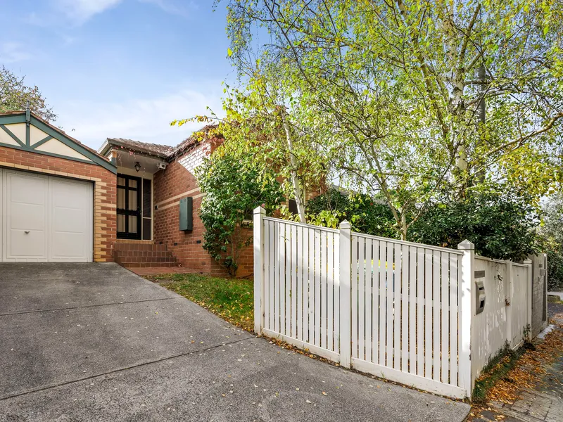Immaculate Single-Level Living in Prized Hawthorn East Locale