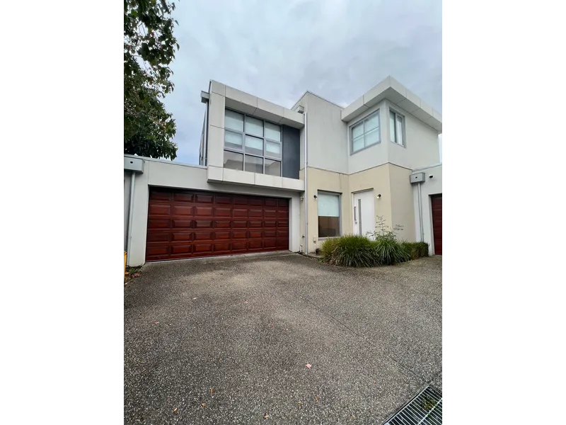 Furnished Modern Town House in the Centre of Box Hill North