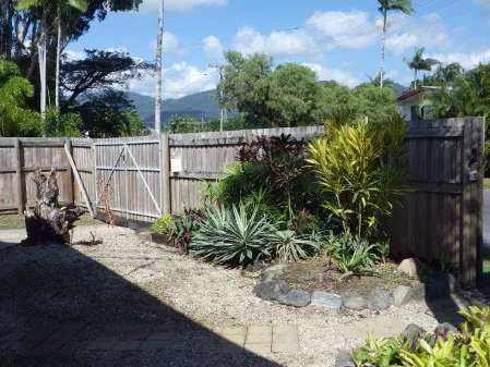 FLOOD FREE -PRIVATE SECURE FULLY FENCED 3 BEDROOM 5 MINUTES TO CBD