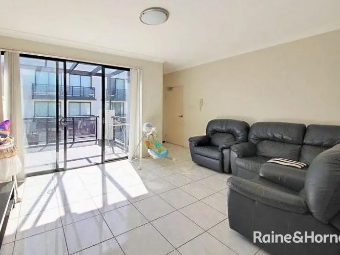 Modern Two Bedrooms Apartment - Minutes walk to Wentworthville Station