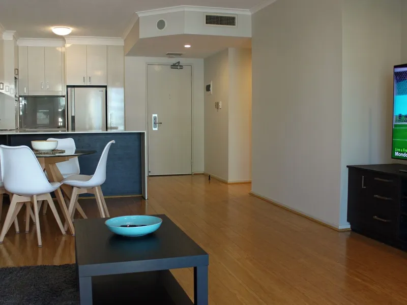 AMAZING FULLY RENOVATED FURNISHED APARTMENT IN DOCKSIDE