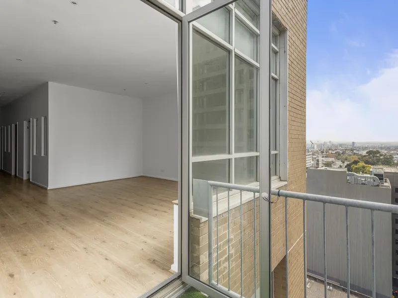 TOP FLOOR WITH STYLE!