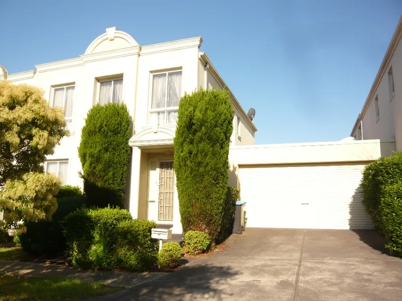 Floorboard throughout House sized townhouse with great location