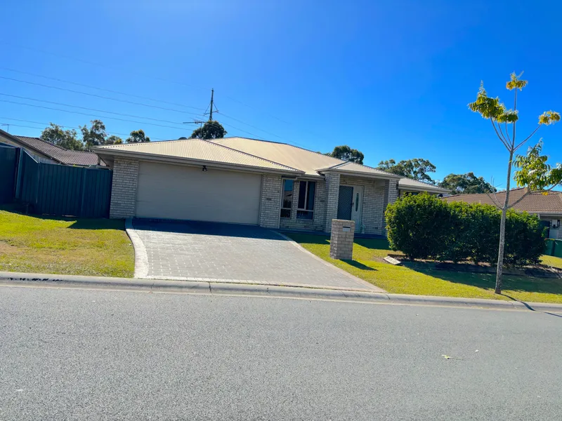 LARGE FLOORPLAN, BIG BLOCK, IDEAL LOCATION!