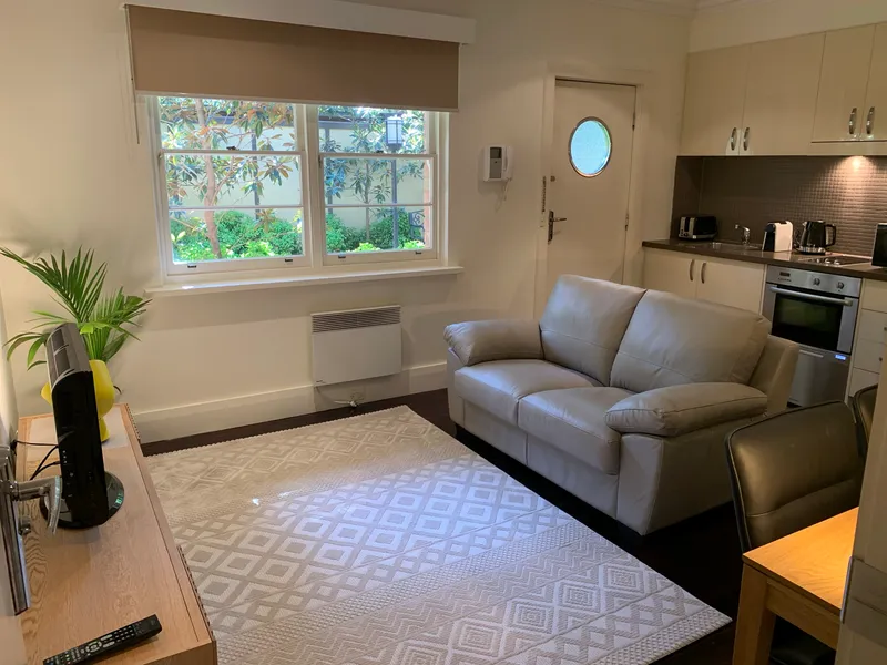 1 BEDROOM APARTMENT FOR LEASE IN EAST MELBOURNE FULLY FURNISHED