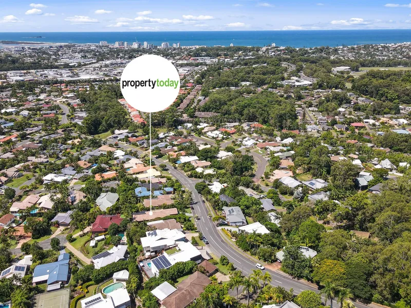 LARGE HOME - CONVENIENT LOCATION - 2.6KM TO BEACH