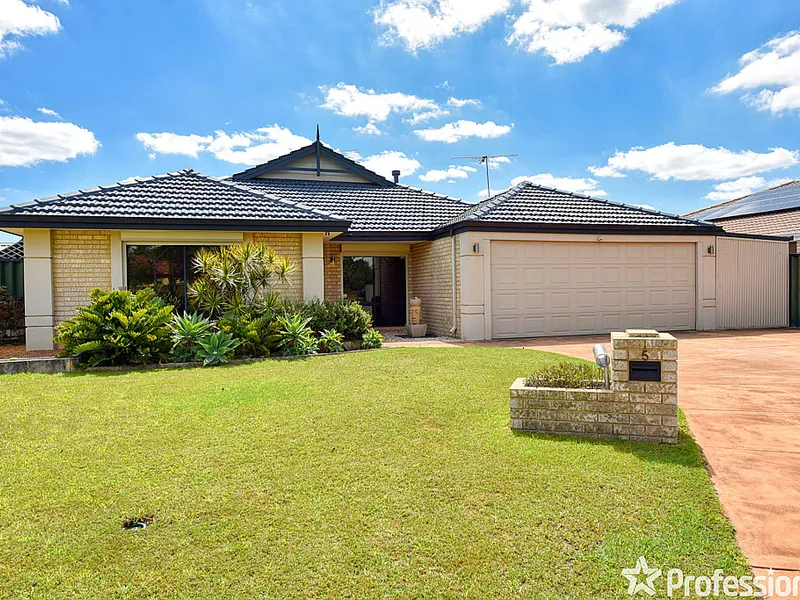 Beautiful Family Home with all the extra Features!!