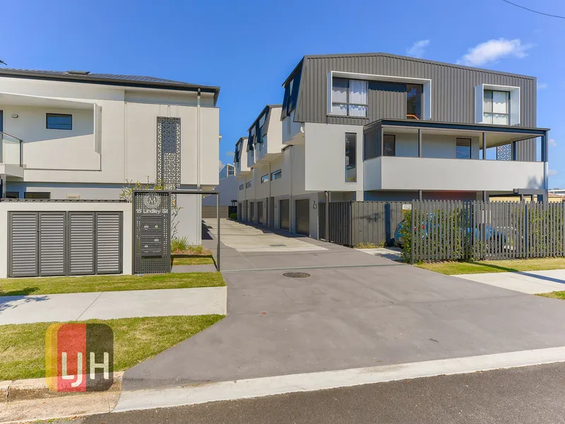 BRAND NEW THREE BEDROOM TOWNHOUSE WITH DUCTED AIR CONDITIONING