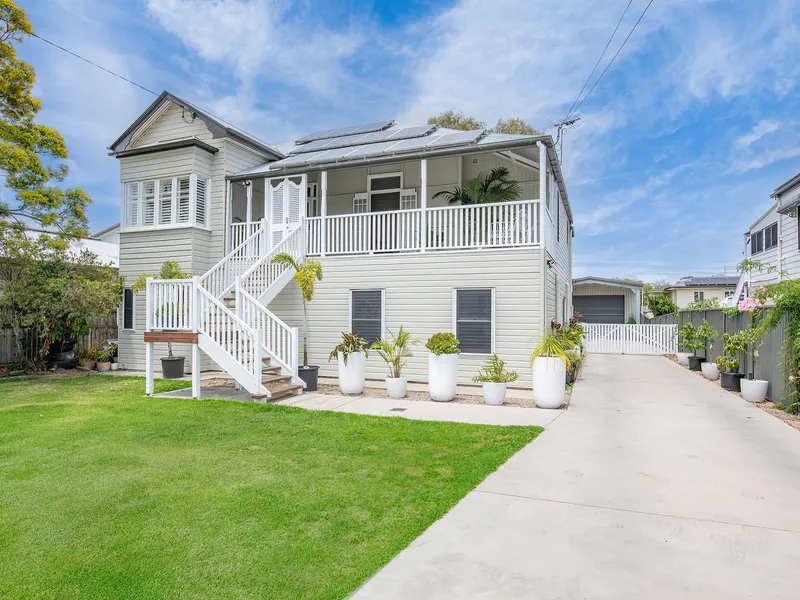 Captivating Fusion of Classic Charm and Contemporary Comfort: Explore an Expansive Queenslander Retreat