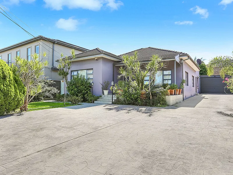 Superb Family Entertainer in Peaceful Bayside Neighbourhood
