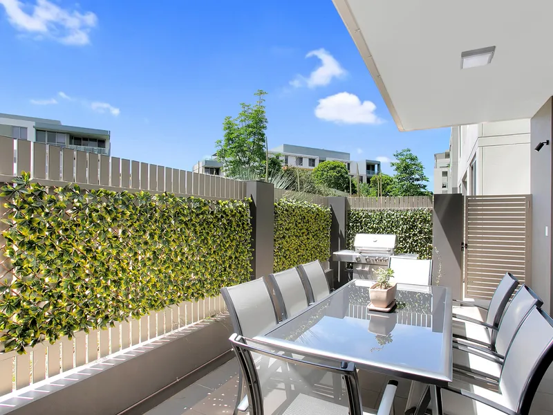 Stylish oversized courtyard apartment