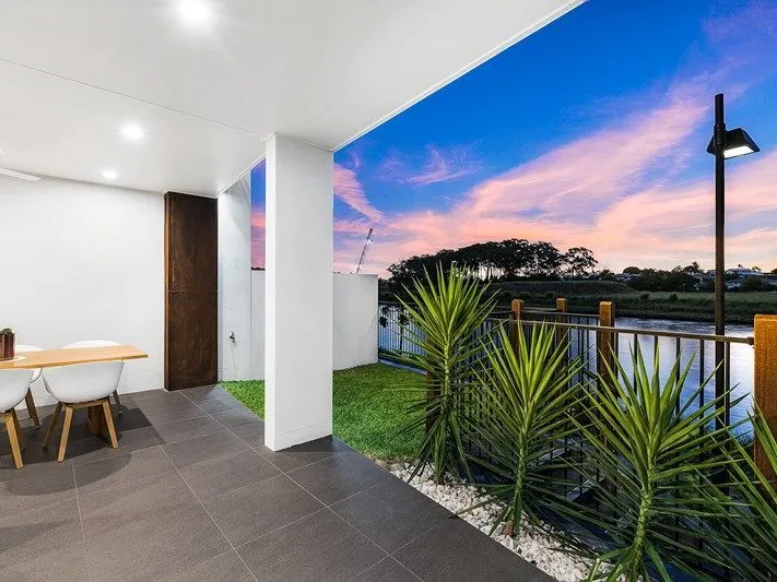 With no expense spared in ensuring that the property capitalises on it's terrific, waterfront location, this home will be sure to win your heart.