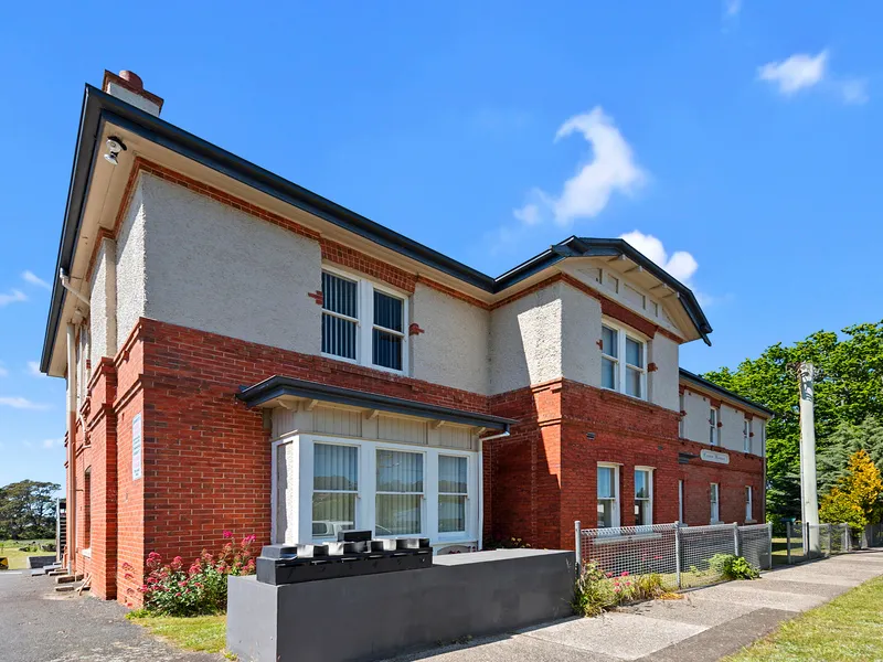 BRIGHT, AIRY AND COSY