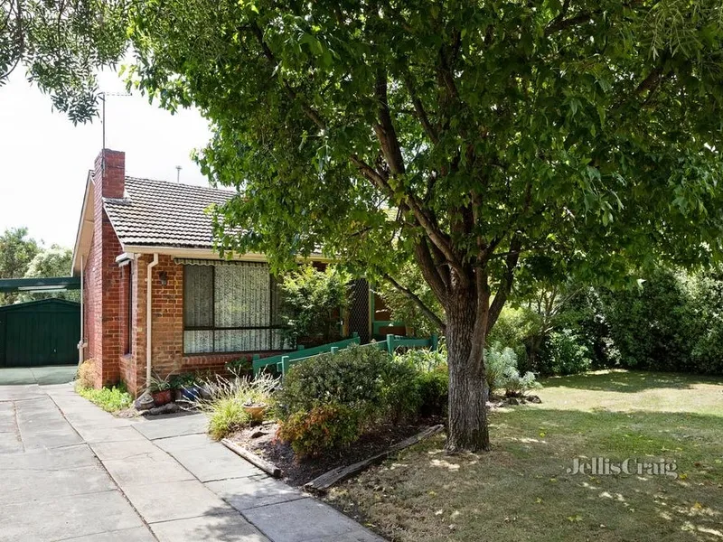 Superbly presented 3 bedroom home with garden oasis