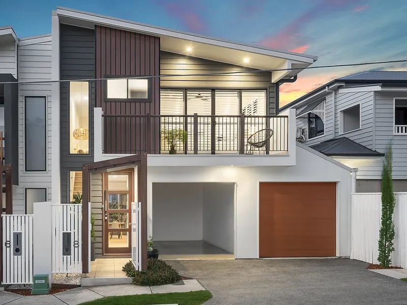 214sqm Freehold home walking distance to everything