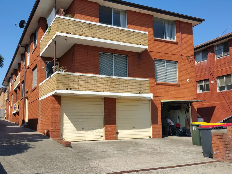Freshly Renovated 2 bedroom Unit - Close to all amenities!!!