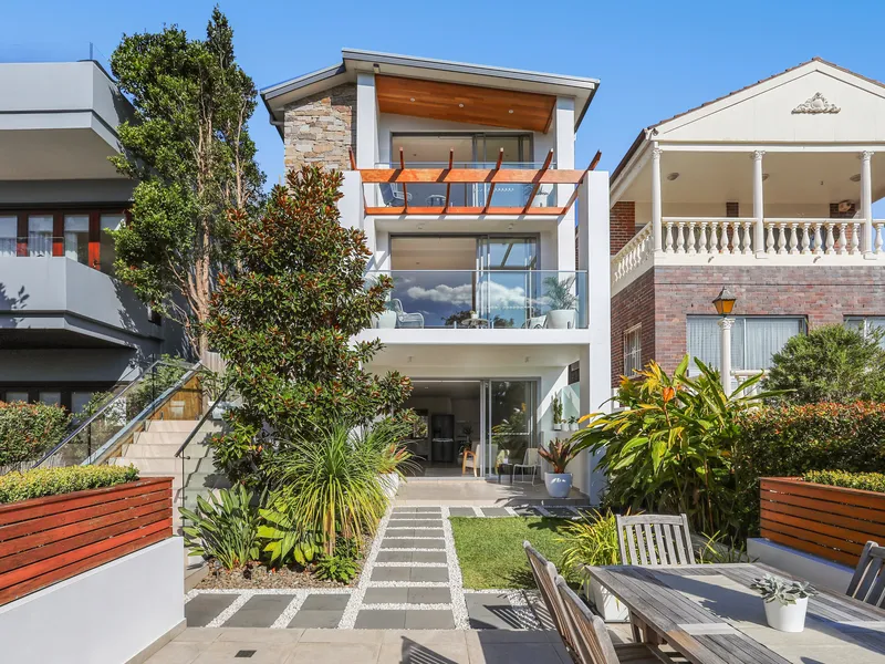North Facing Contemporary Home with Sweeping Harbour & Harbour Bridge Views