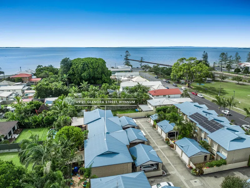 IMMACULATE TOWN HOME ON ESPLANADE DOORSTEP