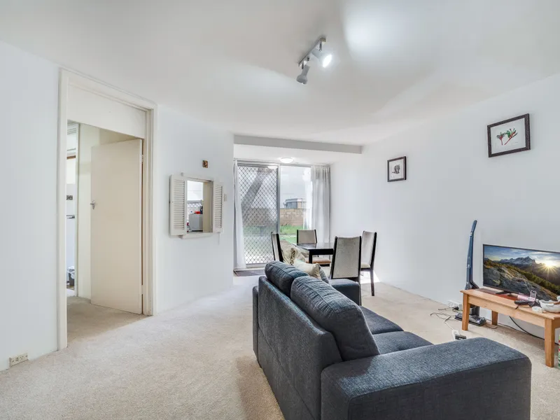 SPECTACULAR LOCATION OPPOSITE KINGS PARK