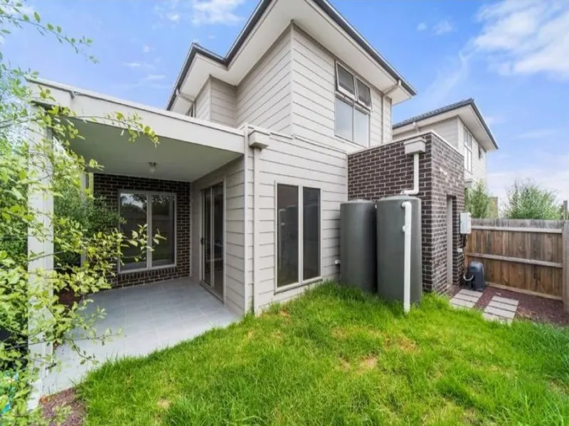 ***Near NEW - 3 Bdrm 2 Bath - FHS Zone - Modern Stylish Townhouse - Low Maintenance Gardens
