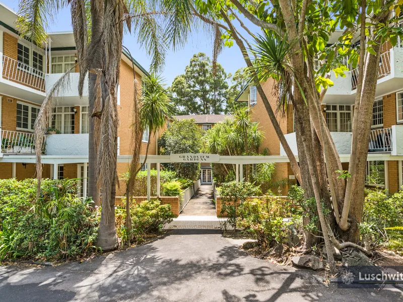 Newly renovated 3 bedroom unit, walk to station & shops