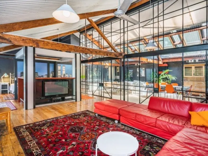 Vibrant West End Location, Unique Warehouse Apartment
