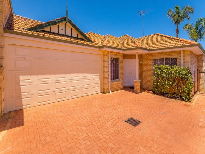 Spacious 3 bed 2 bathroom air conditioned stylish home