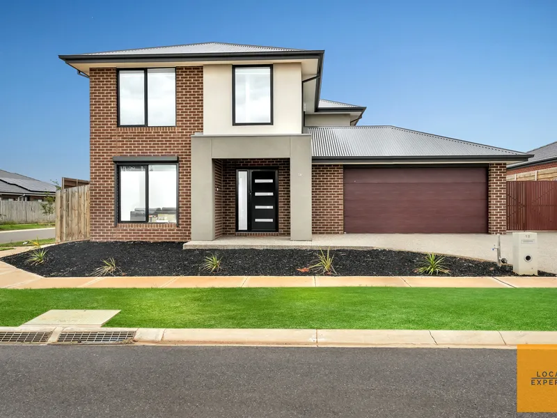 High-End Luxury with Space to Park the Boat or Caravan!