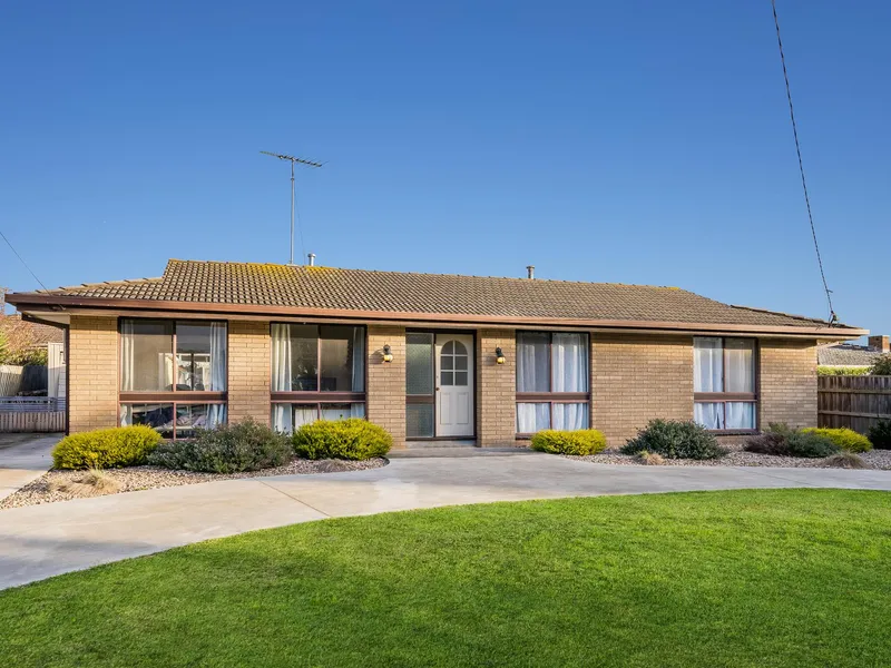 Everything is at your fingertips here in Roycroft Avenue!